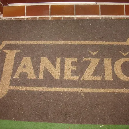 לינה וארוחת בוקר Janezic